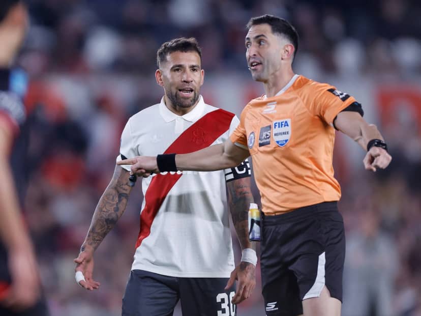 El particular reclamo de Nicolás Otamendi en la derrota de River: "No seas malo, dale..."