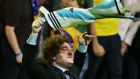 El Presidente ideologizó su visita e insultó al juez que le impidió ver a Bolsonaro
