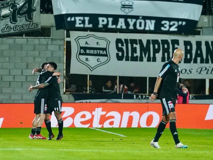 Video: el golazo de área a área en el 3 a 0 de Riestra a Boca
