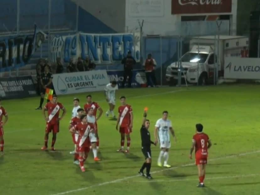 Roja a Enzo Pérez en la Primera Nacional: gesto polémico y mucha bronca