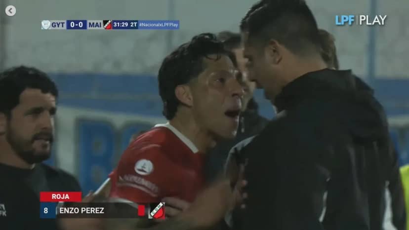 El momento de furia de Enzo Pérez en Maipú: roja, gesto de 'robo' y careo con el cuarto árbitro - TyC Sports