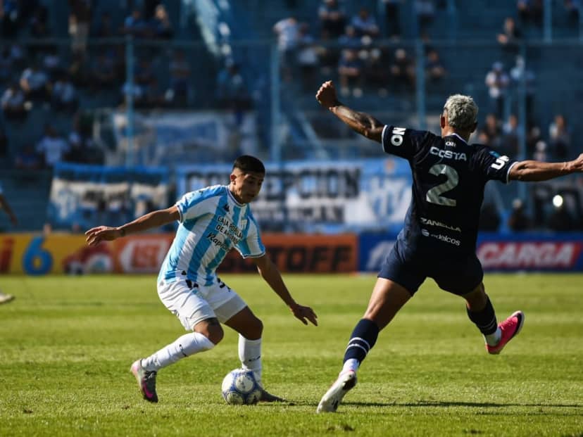 La pausa de hidratación en el fútbol argentino: pararon en Atlético Tucumán-Independiente Rivadavia