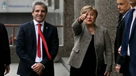 Luis Caputo y Kristalina Georgieva brindan conferencia de prensa desde el ministerio de Economía