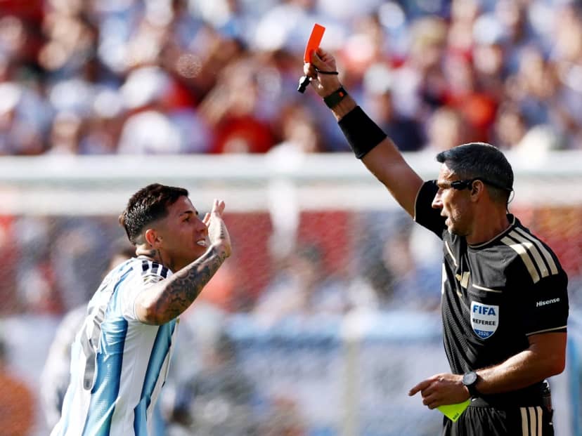 A una semana del partido más importante de su vida, se retiró el árbitro de la final entre Argentina y España
