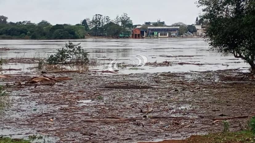 Cerraron el paso internacional  Alvear - Itaquí por la crecida del río