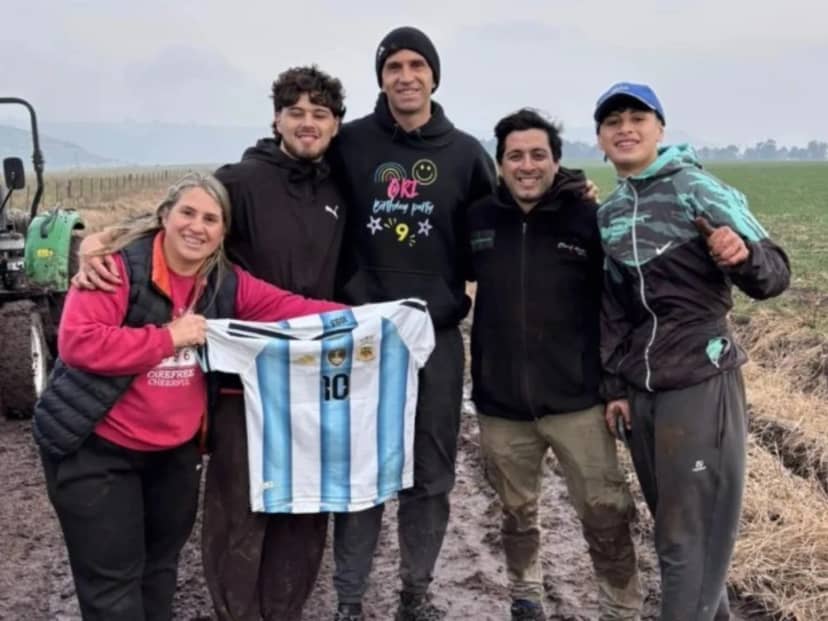Se cruzó a Dibu Martínez "encajado" con su camioneta en el barro, lo ayudó a salir y se llevó su autógrafo