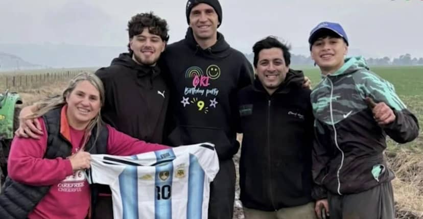 Se encontró con el Dibu Martínez atascado en el barro, lo ayudó y se llevó su autógrafo