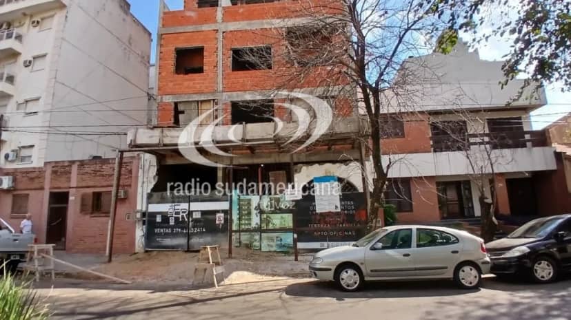 Reclaman por una vereda en mal estado frente a un edificio en obra