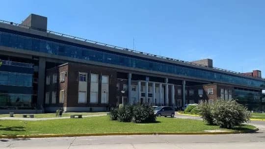 Echaron a otros 64 trabajadores del Hospital Posadas sin previo aviso y los gremios preparan su respuesta