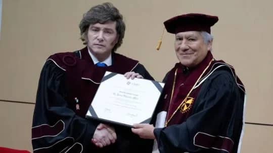 Milei recibió un doctorado honoris causa en Perú y reivindicó la motosierra como símbolo de su ajuste fiscal