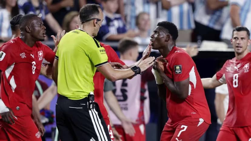 Se metió la FIFA y contradijo a la International Board: respaldó la roja a Embolo en Argentina vs. Suiza - TyC Sports