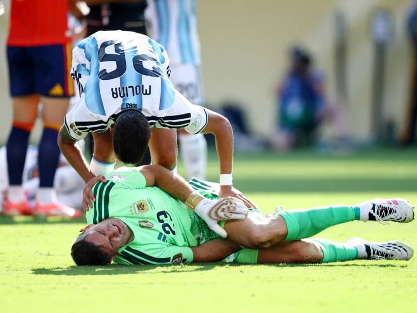 La IFAB habilitó un polémico ensayo: si el arquero necesita atención médica, uno de sus compañeros deberá salir durante un minuto