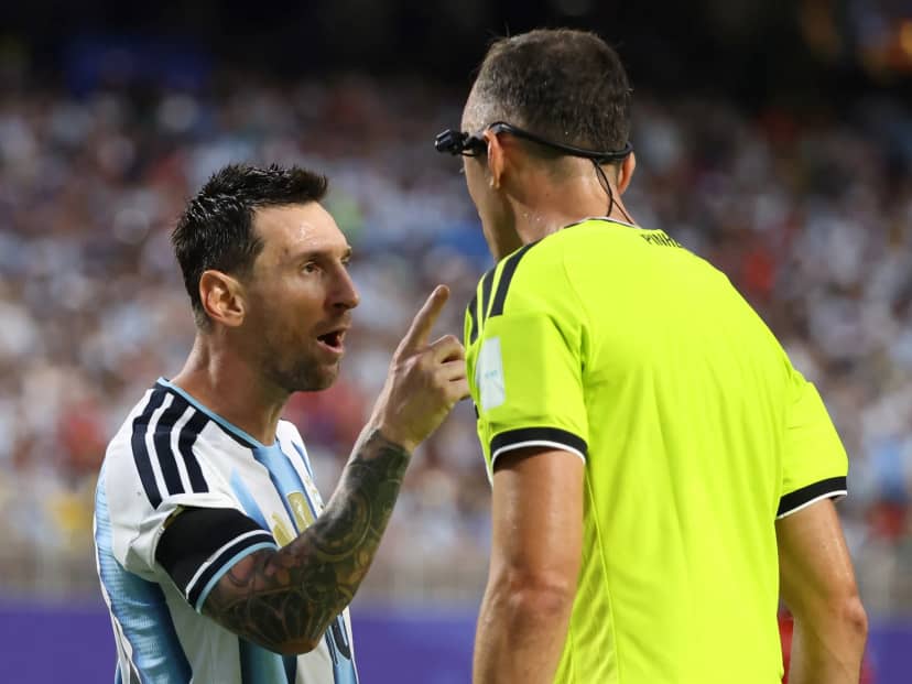 El árbitro que tuvo un cruce con Messi en el Mundial rompió el silencio: qué dijo sobre ese epidosio viral