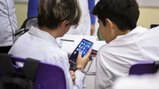 "No experimenten con los chicos": la advertencia en "QR!" sobre la inteligencia artificial y el uso de pantallas