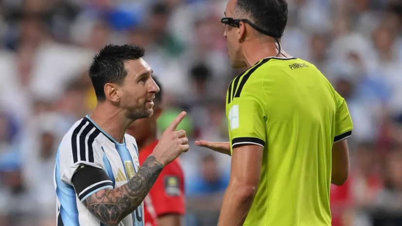 El árbitro que cruzó Messi rompió su silencio: qué se dijeron y por qué expulsó a Embolo - TyC Sports