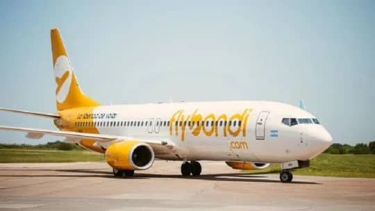 "En junio cumplió 803 de 2.626 vuelos programados": una senadora radical apuntó contra Flybondi y le exigió explicaciones al Gobierno