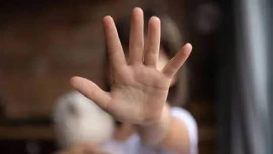 Abusó de la hija de su pareja mientras se bañaba: lo condenaron a 12 años de prisión
