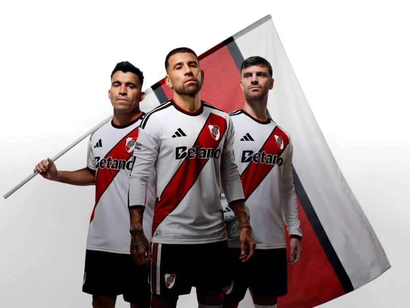 River presentó una camiseta con una inédita banda roja