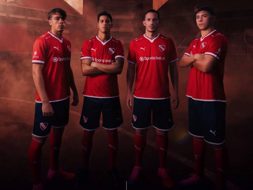 Independiente presentó su nueva camiseta titular: "Para que cuando la vistan, recuerden de dónde vienen"