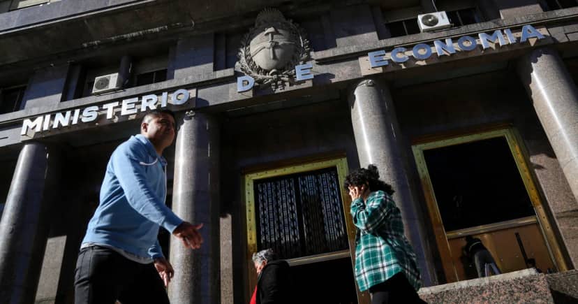 En una licitación clave, el Gobierno renovó su deuda en pesos y consiguió US$ 309 millones extras