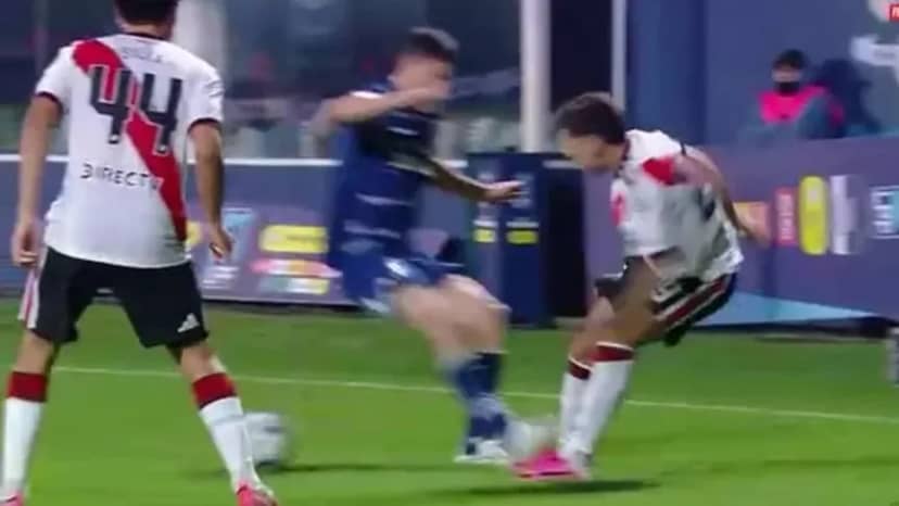 Pisotón y escándalo entre Nacho Fernández y Gonzalo Montiel en Gimnasia vs. River - TyC Sports