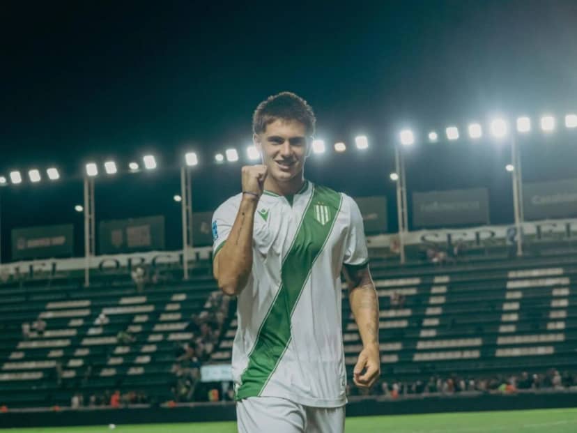 Fue descubierto por el padre de Gallardo, al final no quedó en River y hoy la rompe en Banfield