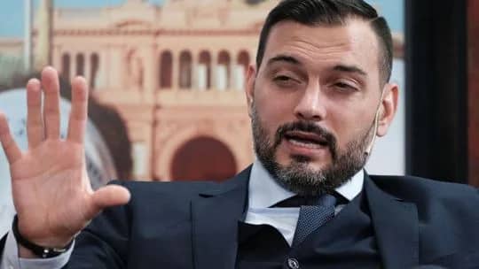 Álvarez Agis: “Recibir con una sonrisa a un funcionario del FMI es como que recibas con una fiesta a los bomberos"