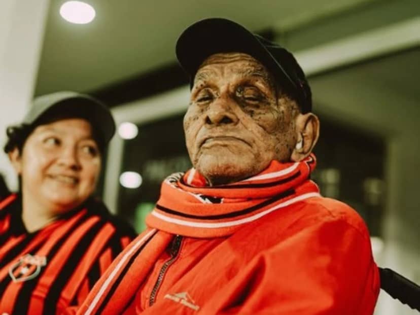 Tiene 119 años y sigue yendo a la cancha: la increíble historia de José Flores Flores