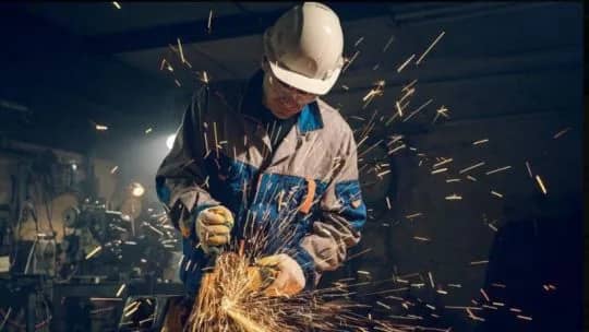 El empleo formal profundizó su caída y el salario mínimo perdió 40% de poder adquisitivo