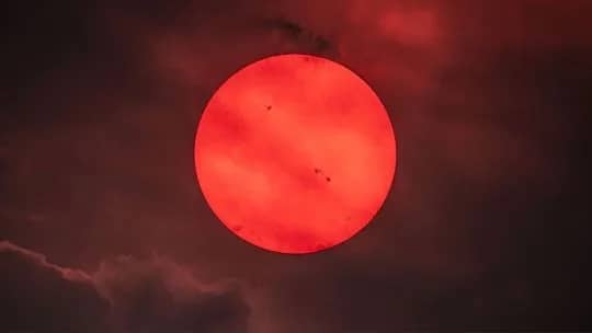 La NASA documentó el impacto de los incendios forestales en la luz solar con un impresionante Sol rojo