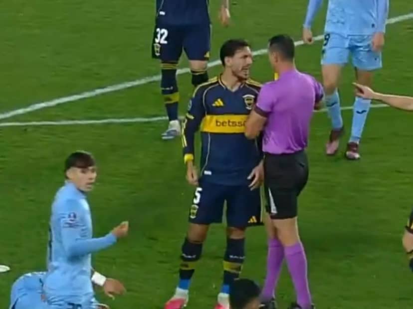 Cara a cara y empujón: el picante cruce entre Leandro Paredes y el árbitro Wilmar Roldán