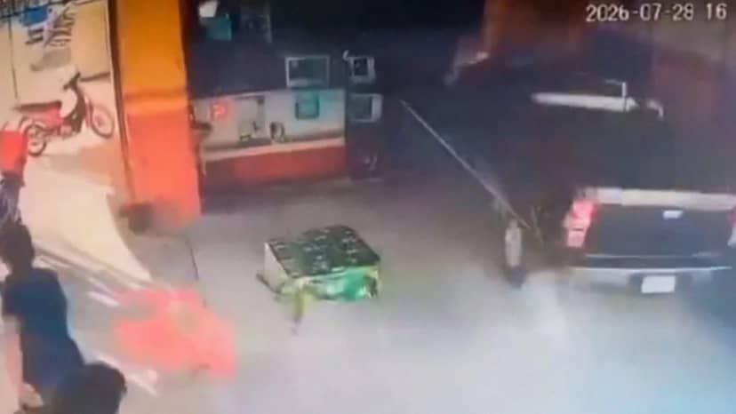 VIDEO: Conductora pierde el control de su camioneta y termina dentro de una pollería