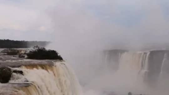 Se agrava la situación en Cataratas: quitarán las pasarelas metálicas ante el impresionante crecimiento del río