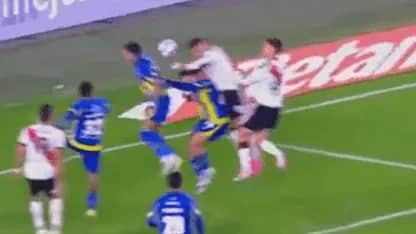 El VAR salvó a Ramírez: cobró penal para River pero la mano era de Otamendi - TyC Sports