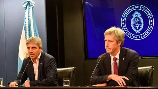 El dólar que quiere el Gobierno: techo de $1500, intervención del Tesoro y un carry trade que resiste