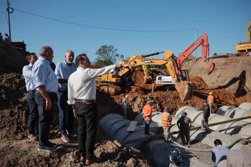 Juan Pablo Valdés supervisó las obras hídricas sobre el arroyo Pirayuí