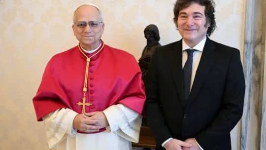 "Enorme trascendencia": con dos leoncitos, Milei celebró la confirmación de la llegada de León XIV