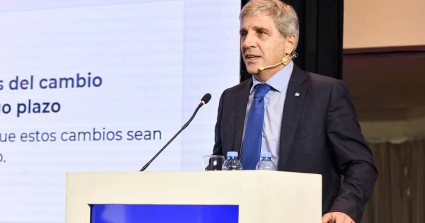 Caputo defendió el modelo económico y cuestionó a los "tarados que hablan de la industria": "Pagábamos todo 10 veces más caro"
