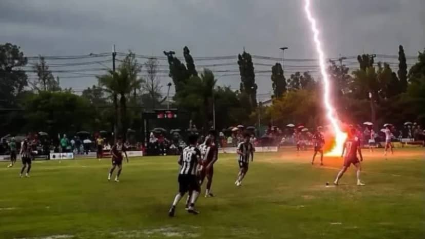 [IMÁGENES SENSIBLES] Conmoción en Tailandia: un futbolista murió en pleno partido tras ser impactado por un rayo - TyC Sports