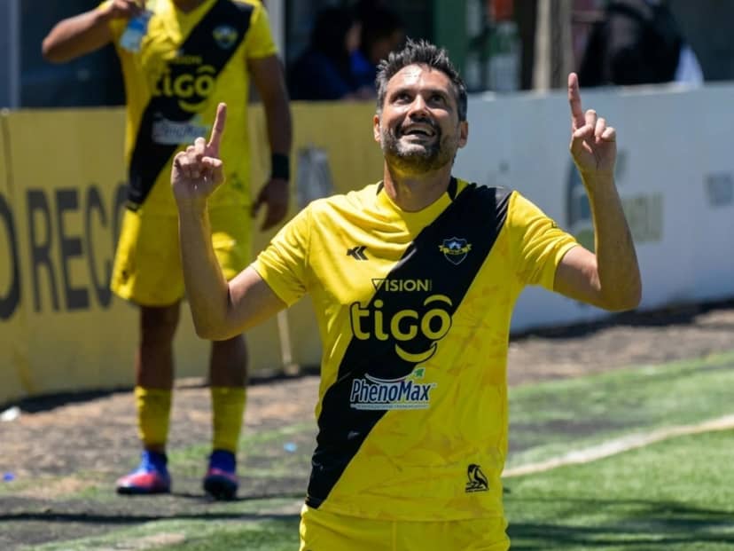 Es presidente de Recoleta, tiene 52 años y espera autorización para ser refuerzo vs. Boca en la Sudamericana