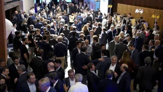 Ejecutivos de empresas prevén que la economía mejorará pero moderan sus expectativas