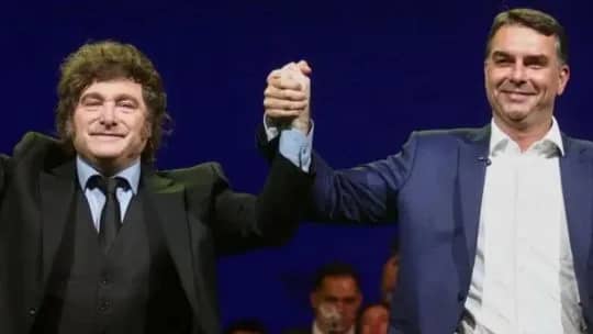 Flávio Bolsonaro culpó a Lula por la crisis con Argentina, le dedicó durísimas críticas y le mandó un mensaje de apoyo a Milei