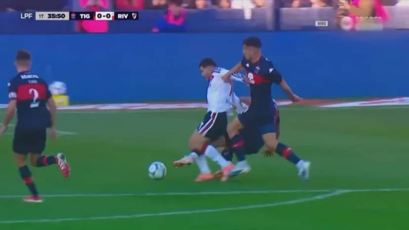 El penal que reclamó todo River y provocó un tenso cruce de Otamendi con el árbitro: "&iquest;Son...?" - TyC Sports