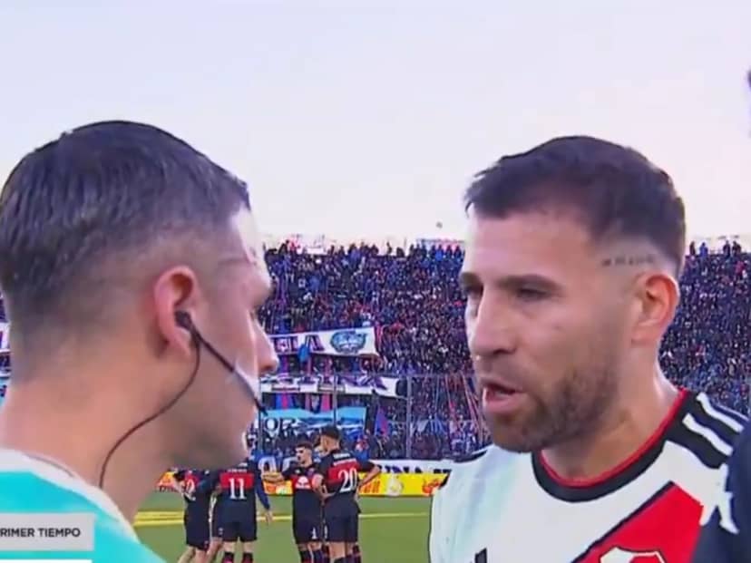 Otamendi, picante con el árbitro por el penal no cobrado a River: "¿Ustedes son profesionales o no?"