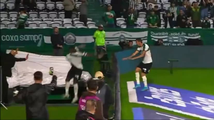 Saltó las vallas para festejar, cayó en el túnel, se lesionó y encima le anularon el gol - TyC Sports