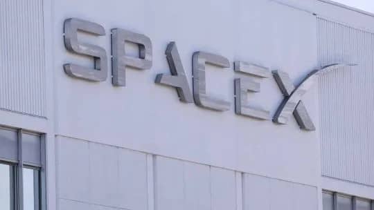 Impactantes fotos revelaron el nuevo cráter lunar dejado por un cohete de SpaceX estrellado sin control