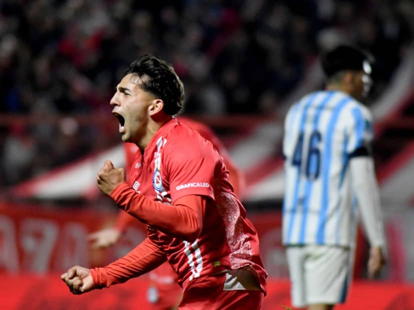 Argentinos le ganó a Racing, que jugó casi todo el partido con uno menos y se perdió el empate sobre el final