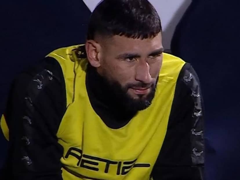 Un jugador de Barracas debió ser expulsado tres veces y el técnico lo sacó