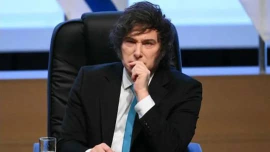 La soledad de Javier Milei y la crisis de gestión en las columnas políticas del fin de semana