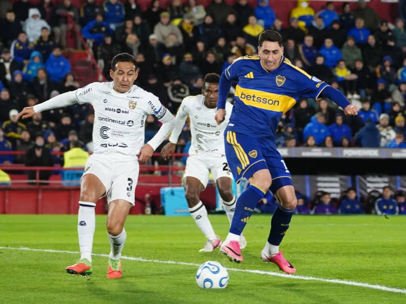 Video: el papelón arbitral en Boca-Recoleta; un equipo sacó las dos veces del medio